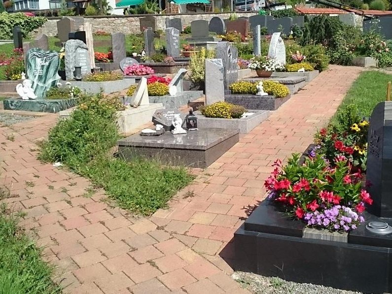 Urnenergräber im oberen alten Friedhofsteil