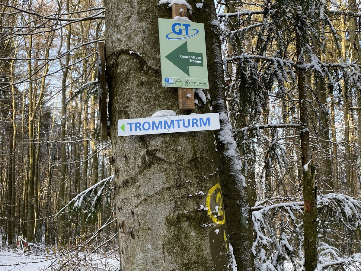 Beschilderung zum Trommturm und zum Geozentrum