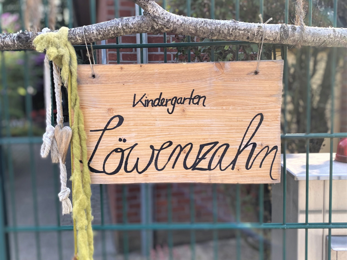 Schild "Kindergarten Löwenzahn"