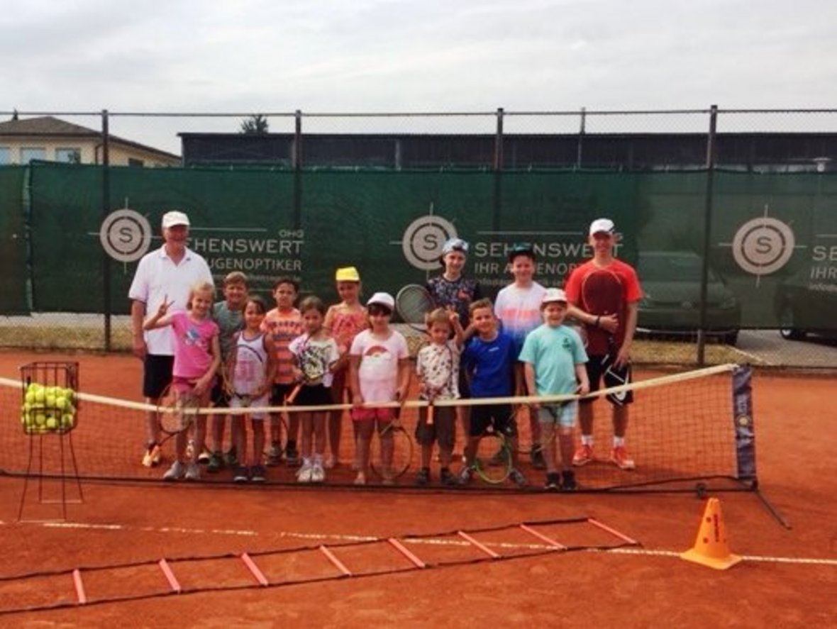 Gruppenfoto auf dem Tennisplatz des TC Rimbach