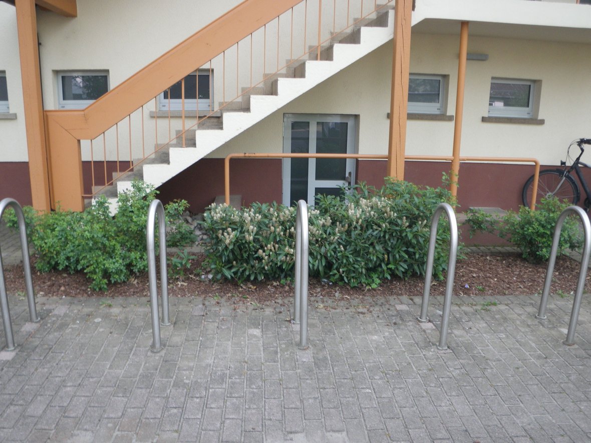 Fahrradanlehnbügel hinter dem Rathaus