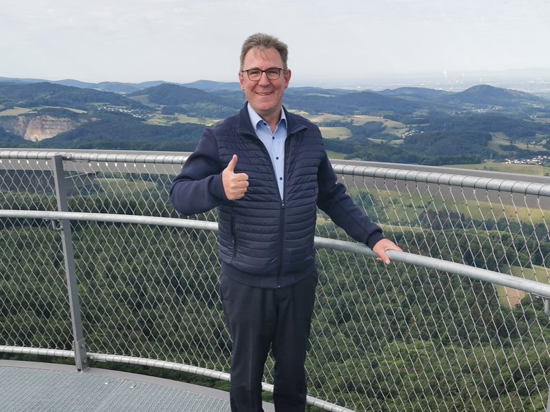 Bürgermeister Holger Schmitt auf der Aussichtsplattform (Ende Juli 2022)