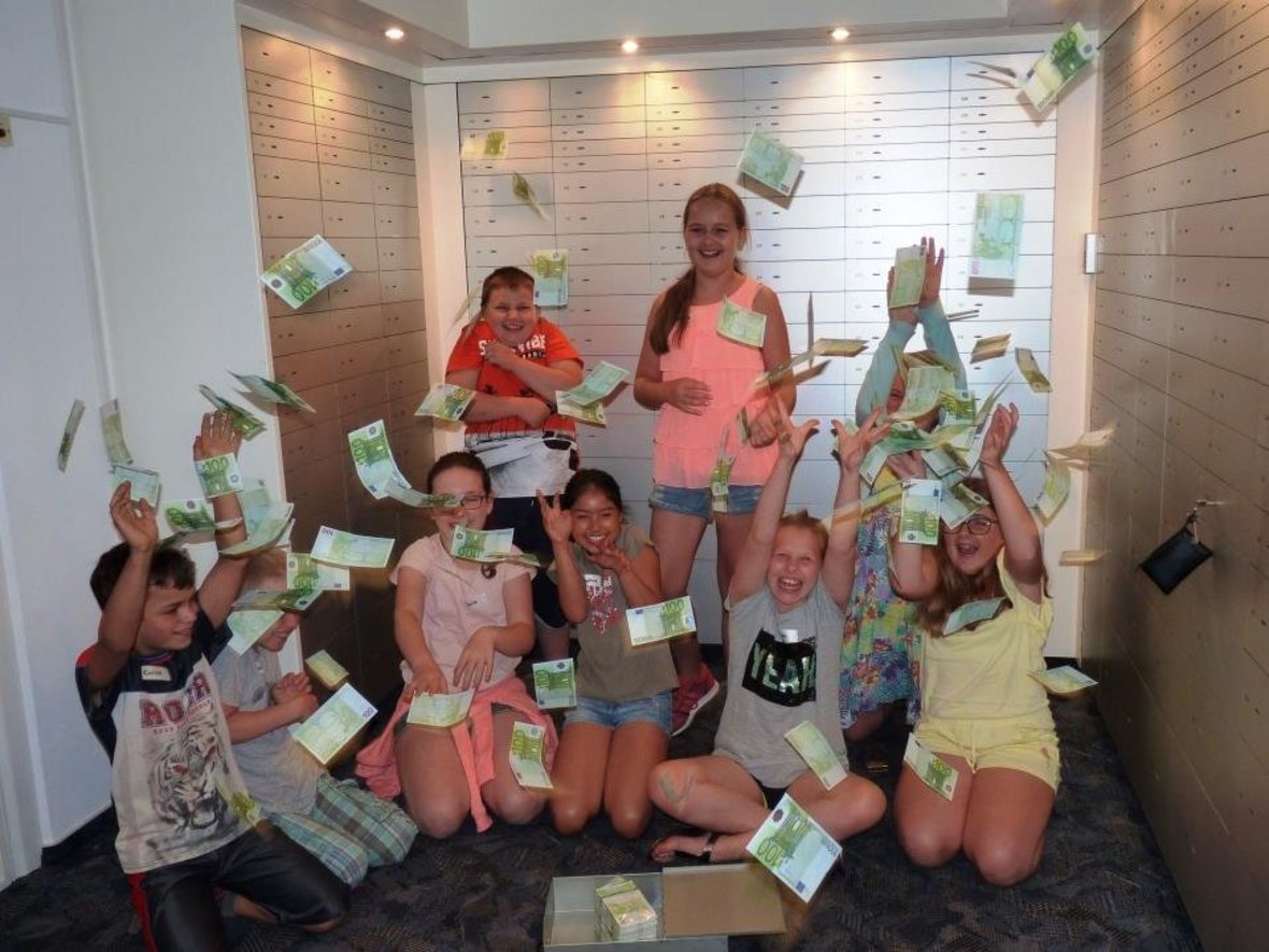 Gruppenfoto im Tresorraum der Volksbank Rimbach