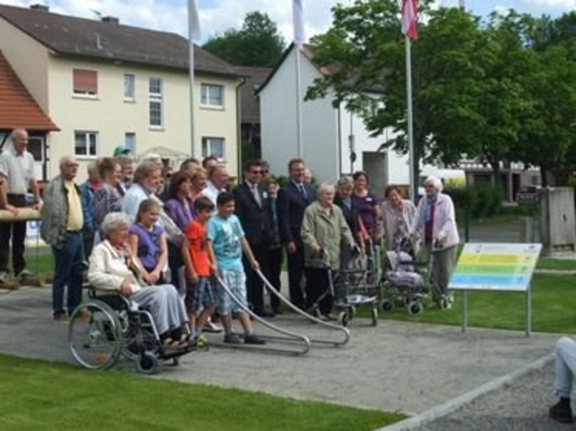 Gruppenfoto Eröffnung Mehrgenerationenspielplatz